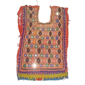 Blusa Vintage Afgana Baloch Tribal Banjara con Bordado Ne Yoke, Apliques de Espejo y Parches, de Algodón Transpirable y Ligero - Product Image 1
