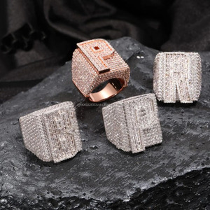 แหวนหมั้นฮิปฮอปประดับมอสซาไนต์แบบไอซ์  ทำจากเงินแท้ 925 ชุบโรเดียม  พร้อมสลักชื่อหรืออักษรย่อตามสั่ง แหวนตัวอักษรขนาดใหญ่สำหรับผู้ชาย - Product Image 2