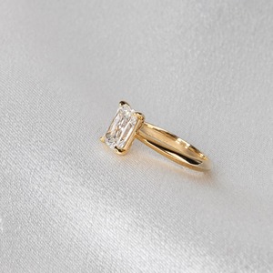 แหวนเพชรทรงรัศมี 1.5 กะรัต สร้างในห้องปฏิบัติการ ดีไซน์หรูหรา พร้อมวงแหวนรอบนอกแบบซ่อน ตัวเรือนทองคำขาว 14K รับรองโดย IGI เหมาะสำหรับเป็นแหวนหมั้นหรือแหวนครบรอบสำหรับเธอ - Product Image 3