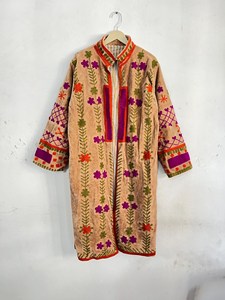Chaqueta Larga de Terciopelo Negro Bordada a Mano para Mujer, Cuello Alto, Estilo Boho, Patrón Floral, Manga Larga, Ropa de Invierno - Product Image 1