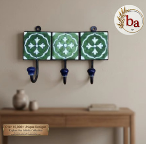 Perchero de pared de 3 ganchos de cerámica artesanal con diseño floral verde tradicional - Product Image 1