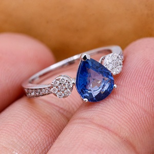 Bague en or blanc 18 carats avec saphir bleu naturel en forme de poire et diamants en grappe sur les côtés, Memoria Jewels - Product Image 1