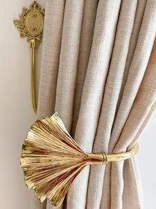 Attache de rideau décorative en métal doré en forme de feuille de Ginkgo de qualité supérieure, accessoire pour arrangement de rideaux, pour intérieurs modernes, vente en gros depuis l'Inde - Product Image 3