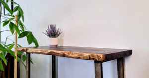Table console rustique en bois massif avec bord naturel et pieds métalliques – Meuble industriel moderne pour couloir et salon - Product Image 3