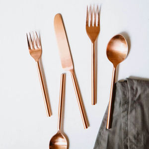 ชุดช้อนส้อมสไตล์ละครเวที ออกแบบมาเพื่อการรับประทานอาหารที่โดดเด่น สะดุดตา และมีเอกลักษณ์ - Product Image 1