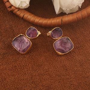 Boucles d'oreilles pendantes géométriques en améthyste violette, laiton plaqué or 18 carats, serti clos, fermeture à bouton-poussoir, pierre brute, style ethnique unique et affirmé - Product Image 3