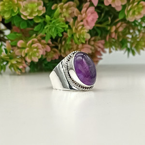 แหวนแต่งงานผู้หญิงสไตล์โบฮีเมียนฮิปปี้ เงินแท้ 925 ประดับพลอยอเมทิสต์สีม่วงธรรมชาติ รูปไข่ ตัวเรือนแบบฝังขอบ ประดับพลอยเม็ดใหญ่ ดีไซน์หรูหรา - Product Image 1
