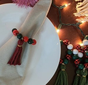Anillos de Servilleta de Macramé Hechos a Mano: Decoración con Borlas de Cuentas - Product Image 1