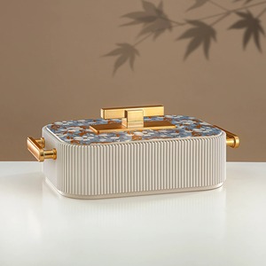 Inspiré des traditions culinaires centenaires, le plat à gratin arabe en métal et verre rehausse la cuisine maison jusqu'à un niveau artistique. - Product Image 6