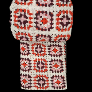 Tissu au crochet multicolore Granny Square en gros, orange, bordeaux, rose et blanc, dentelle géométrique, tissu vintage bohème - Product Image 1
