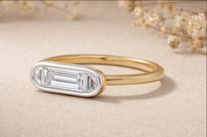 Bague de fiançailles solitaire minimaliste en or blanc plaqué rhodium avec diamant de laboratoire taille émeraude serti clos et perle d'eau douce - Product Image 3