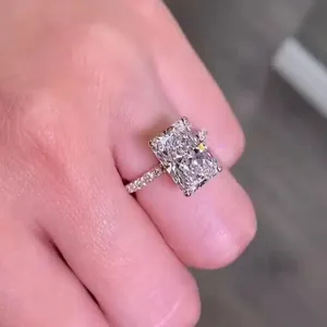Anillo de Compromiso Tishya con Diamante de 3 Quilates, Corte Radiante, Halo Oculto, Engaste de Puntas, Certificado por Terceros, Oro Blanco Sólido de 14K para Mujer - Product Image 1