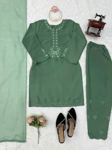 Ensemble Kurta, pantalon et dupatta brodés vert sauge pour femme, costume pakistanais de designer, tenue décontractée et festive ethnique - Product Image 6