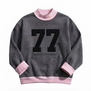 Sudadera Gris de Cuello Alto para Mujer al por Mayor con Ribete de Guingán Rosa y Aplique del Número 77, Manga Larga, Estilo Casual - Product Image 1