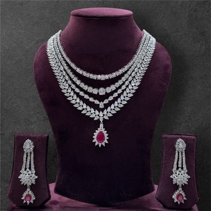 Ensemble élégant de collier et de boucles d'oreilles plaqué argent avec cristaux taille émeraude et design à pampilles pour femmes, bijoux de mariage - Product Image 2