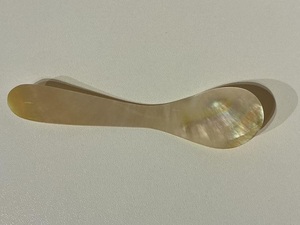 Cuillère à caviar en nacre, faite à la main, cuillère en coquille polie pour une expérience professionnelle de service de caviar - Product Image 1