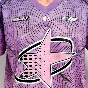 Venta al por mayor de camisetas de fútbol americano personalizadas para mujer con cuello en V, diseño gráfico de estrellas rosas, transpirables, de poliéster, ajuste holgado, suministro OEM a granel - Product Image 2