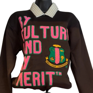 AKA Sorority Inc By Culture By Merit Sweat-shirt en chenille noir pour femme, haut à col rond brodé de lettres grecques, de qualité supérieure - Product Image 1