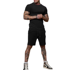 Conjunto versátil para clima cálido que combina una camiseta cómoda con pantalones cortos a juego para viajar. Conjunto de verano para hombre de ajuste cómodo. - Product Image 4