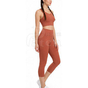 Conjunto de yoga para mujer con tela elástica para entrenamiento en el gimnasio, fitness y uso diario, cómodo para el rendimiento durante todo el día. - Product Image 4