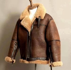 TOPSHOW Blouson Bomber en Cuir Véritable pour Homme, Col Montant, Logo Frontal, Vente en Gros |   Veste aviateur en véritable peau de mouton shearling |   Veste - Product Image 4