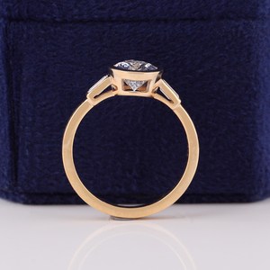 แหวนเพชรทรงลูกแพร์ 1.5 กะรัต ดีไซน์หรูหราโดดเด่นจาก OM GEMS ประดับเพชร 3 เม็ด ได้รับการรับรองจาก IGI ตัวเรือนทองคำขาว 14k เหมาะสำหรับงานแต่งงาน - Product Image 4