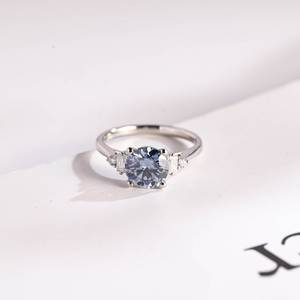 แหวนมอสซาไนต์ 1 กะรัต สีฟ้าอ่อน ทรงกลม ลายดอกไม้ สำหรับผู้หญิง เงินแท้ 925 สไตล์โรแมนติก ของขวัญสำหรับคู่รัก - Product Image 1