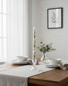 Vela Cónica de Cera de Soja de 10 Pulgadas con Margaritas Blancas Pintadas a Mano y Delicada Follaje Botánico, Sin Humo, para Navidad - Product Image 1