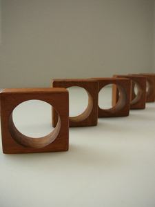 Ensemble d'anneaux de serviette en bois massif moderne, écologique, durable, personnalisable, accessoire de table à manger, fabrication artisanale, style de table de luxe, mariage - Product Image 3