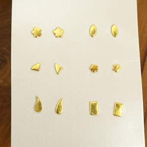 Ensemble de 6 paires de boucles d'oreilles en laiton plaqué or pour femmes |   Ensemble de boucles d'oreilles minimalistes de fiançailles, formes mixtes, fleurs et géométriques - Product Image 1
