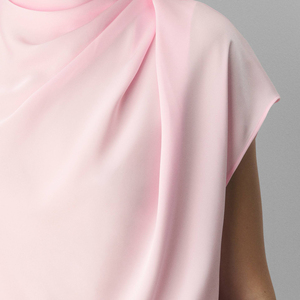 Blusa de mujer sin mangas con cuello drapado, top de lujo de verano de ajuste holgado, tejido elástico, prenda exterior de lujo con cuello alto y manga corta. - Product Image 5