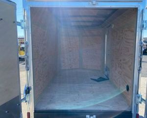 Nuevo Remolque Cerrado CargoMate 5x8 Serie E 2022 con Puertas Dobles y Acabado de Aluminio - Product Image 3