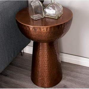 Mesa auxiliar metálica glamurosa que mejora el espacio de asientos con un toque de lujo, estructura pulida, opción de mueble decorativo moderno. - Product Image 1