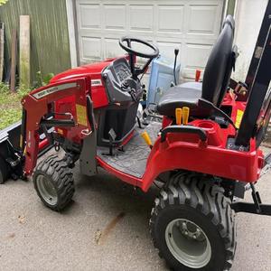 Tracteur compact à roues Massey Ferguson GC 1723E 24,5 CV 4x4 avec transmission par engrenages, chargeur et surveillance à distance, tracteur durable - Product Image 3