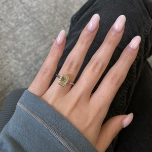 Anillo de Diamante Cultivado en Laboratorio, Corte Esmeralda, 2.60 ct, Color Amarillo Intenso, Certificado IGIC, Oro de 18K, Dos Tonos, Engaste de Bisel, Anillo de Boda - Product Image 1
