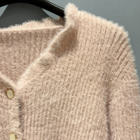 Vêtements d'hiver pour femmes personnalisables OEM, cardigan tendance, jacquard moelleux en nylon, col en V, manches longues, pulls chauds pour femmes