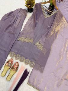 Ensemble de vêtements de mariage traditionnels indiens et pakistanais pour femmes en velours violet avec détails brodés, coupe ample, longueur cheville, tenue en soie - Product Image 3