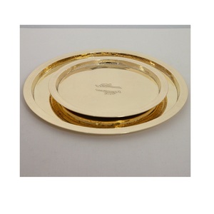 Plateau décoratif rectangulaire en laiton finition or élégante, motif poisson artisanal, plateau à bijoux et plateau de service à café en laiton avec design poisson. - Product Image 4