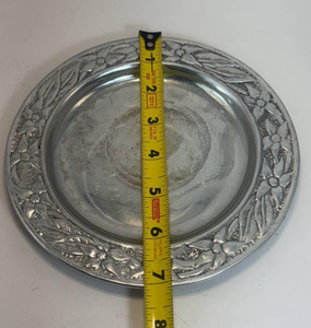 Plato de Servir Redondo y Profundo de Metal Plateado Vintage con Diseño Floral Grabado para Decoración de Mesa de Boda - Product Image 5