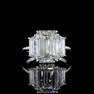 Anillo de Compromiso Atemporal con Diamante Cultivado en Laboratorio de Corte Esmeralda de 5 Quilates, Oro Blanco, Corte Esmeralda Triple, Anillo de Boda de Tres Piedras - Product Image 1