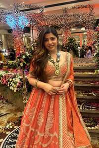 Conjunto de Lehenga Haldi Special Orange Faux Georgette con bordado de hilo y lentejuelas, Lehenga con blusa y Dupatta con encaje de lentejuelas. - Product Image 3