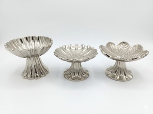 Plateau décoratif en métal à motif floral, design traditionnel rond, finition antique patinée, pièce unique - Product Image 4
