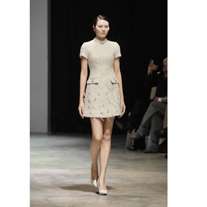 ODM จำหน่ายชุดเดรสสวยหรูสำหรับผู้หญิง MOGAN EMB MINI DRESS ชุดเดรสสั้นผ้าฝ้ายตกแต่งมุกสุดหรู ขายส่งชุดลำลอง - Product Image 2