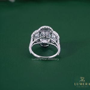 แหวนหมั้นเพชรทรงรี LUMERA FINE JEWELLERY หรูหรา ประดับเพชรเลี้ยงในห้องปฏิบัติการ รับรองโดย IGI ดีไซน์สามเม็ดล้อมเพชร ทองคำแท้ 14K แบบแยกส่วน - Product Image 6