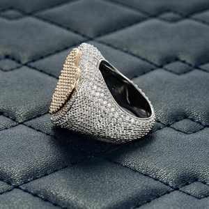 Anillo llamativo de calavera con pavé de moissanita, de plata de ley maciza, bicolor, estilo hip hop, accesorio audaz, personalizado con incrustaciones de moissanita - Product Image 2