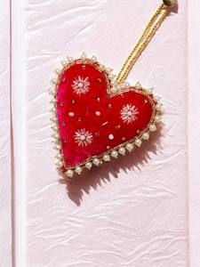 Adorable Adorno Colgante en Forma de Corazón con Zari |   Adorno Decorativo de Pared Bordado con Perlas y Cuentas | Decoración de Corazón de San Valentín - Product Image 1