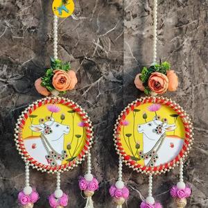 Toran tradicional Pichwai Kamdhenu para colgar en la puerta, decoración para el hogar, inspirado en Pichwai, con borlas y tela rosa suave. - Product Image 1