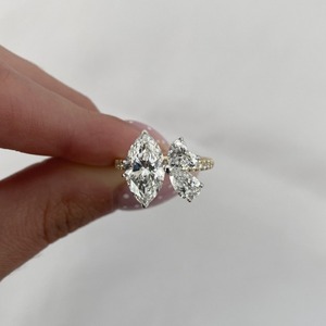 Anillo de compromiso de oro amarillo con diamante de laboratorio marquesa de 2.19 quilates, chapado en rodio, con corazón inclinado y trío de perlas - Product Image 4