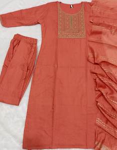 Sencillo y Elegante: Traje de Algodón con Bordado y Dupatta de Jacquard - Product Image 3