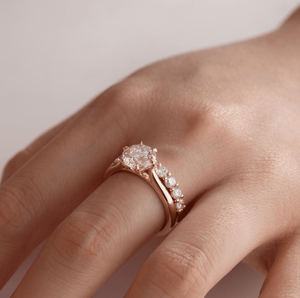 Ensemble de mariage floral à 6 griffes avec diamant de laboratoire rond de 2 carats, bague de fiançailles en or rose 14K et alliance assortie à 9 pierres, certifié IGI - Product Image 1